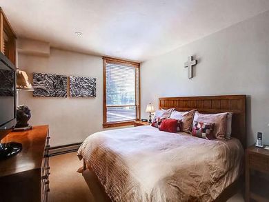 Luxury Vail Condominium Sleeps 4 Guests Walk to Ski Lifts